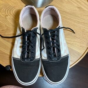 VANS Off The Wall lace-up tennis shoes. Pink checked with black. Size US 8.